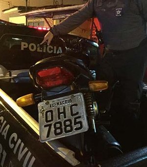 Polícia Civil recupera motocicleta roubada em estacionamento de supermercado