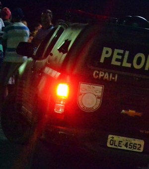 Militares do Pelopes prendem homem com arma de fogo que ameaçava populares em Delmiro Gouveia