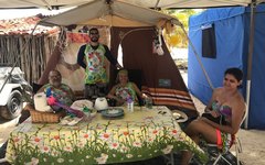 Há mais de três décadas família baiana acampa no litoral alagoano durante o Carnaval