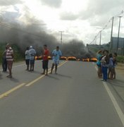[VÍDEO] Moradores do residencial Aroeiras bloqueiam rodovia AL-115