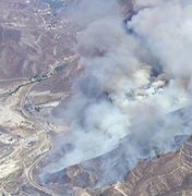 Incêndio avança na Califórnia apesar de esforços dos bombeiros para conter fogo
