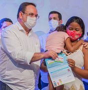 Prefeito Luciano Barbosa entrega Cartão Cria a mães de Arapiraca