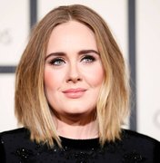 Adele é flagrada aos beijos com outro homem após anúncio de divórcio
