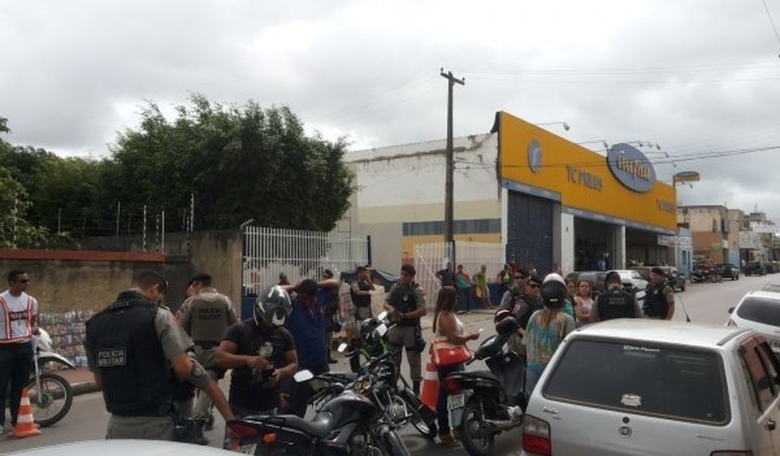 Após ter veículo apreendido, jovens tentam subornar policiais em Arapiraca