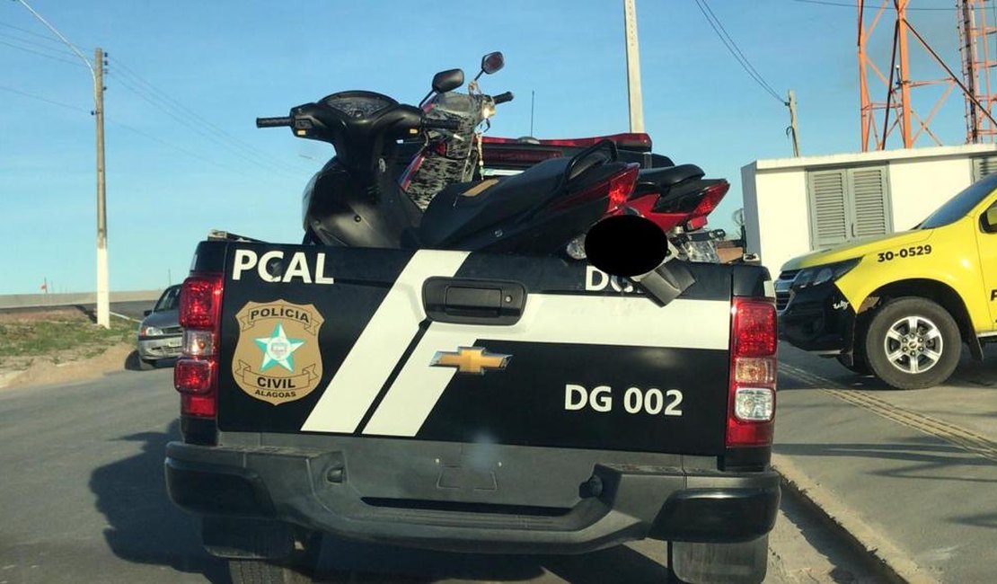 Polícia Civil prende três, apreende adolescente e recupera moto roubada