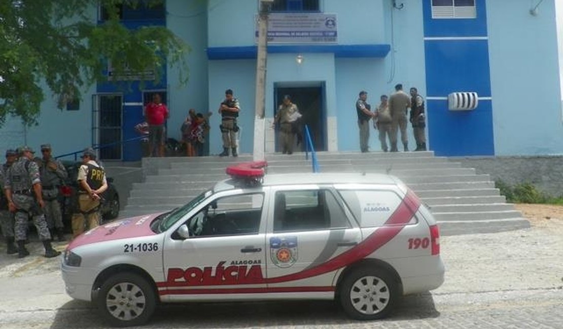 Homem é preso após ameaçar e causar danos à casa da companheira no interior de Delmiro Gouveia
