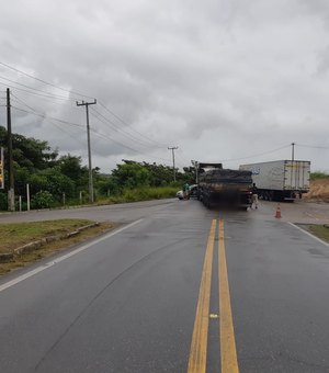 Colisão entre carreta e carro deixa pessoa ferida em São Miguel dos Campos