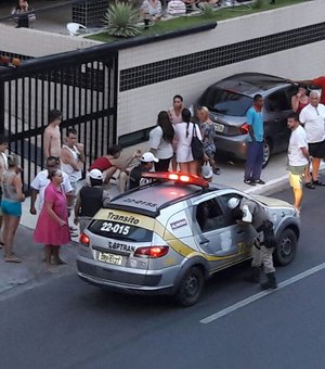 Carro invade calçada, derruba poste e atropela turistas em Maceió