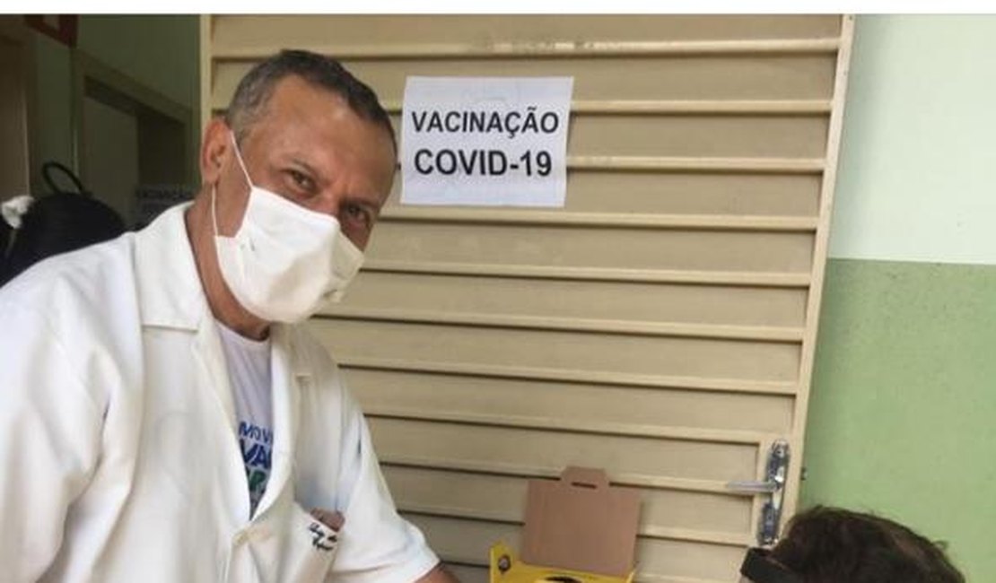 Idosa arapiraquense  é vacinada pelo filho em Belo Horizonte