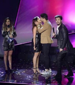 Ex de Anitta não gostou de vê-la beijando durante premiação