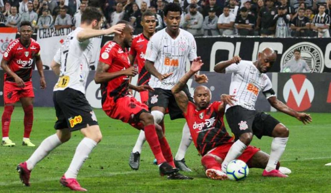 Irreconhecível, Corinthians sai no lucro com empate diante do Athletico em Itaquera