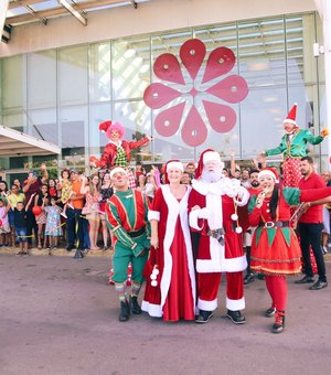 Chegada triunfal do Papai e Mamãe Noel marca início do Natal no Partage Arapiraca Shopping