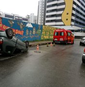 Motorista fica ferido após capotar veículo na Ponta da Terra, em Maceió
