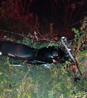 Motociclista morre após veículo invadir contramão e se chocar contra árvore