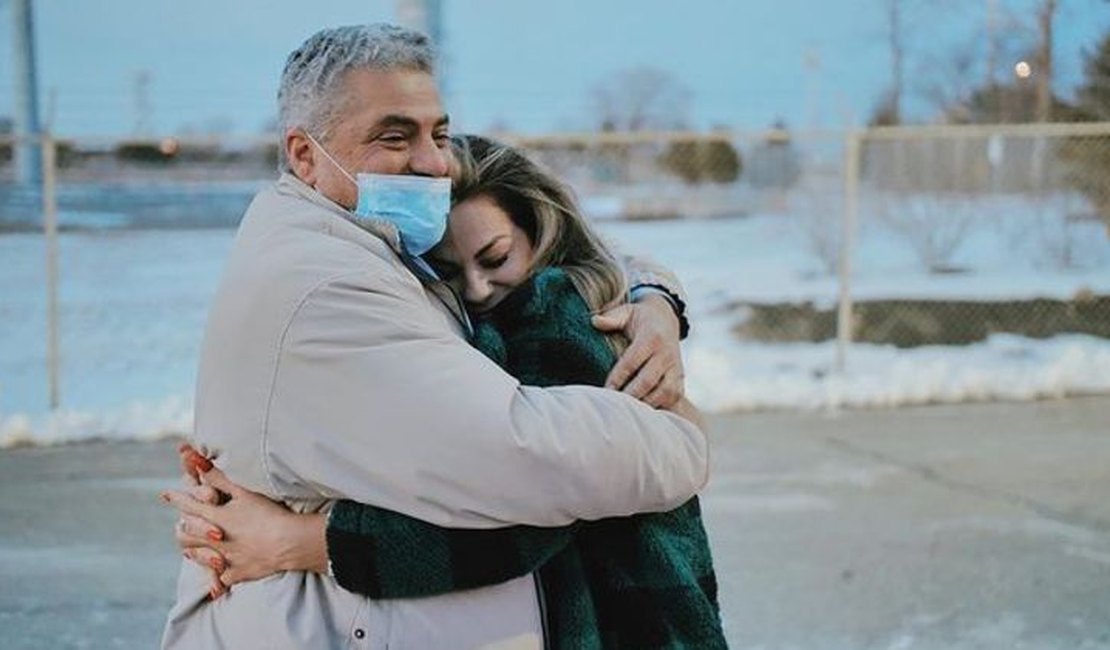 Mulher de Eduardo Costa reencontra o pai, nos EUA, após 18 anos: 'Indescritível'