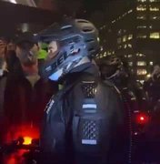 Tensão em Nova York: Mulher cospe no rosto de um policial e é detida
