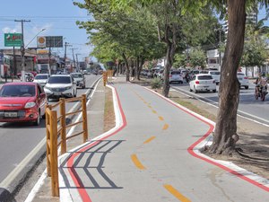 Seminfra orienta ciclistas sobre uso da ciclovia na Fernandes Lima em dias de chuva
