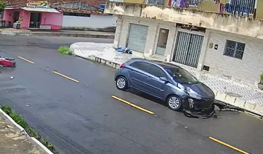 Câmeras de segurança flagram colisão entre moto e carro no Clima Bom