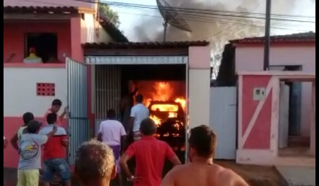 [Vídeo] Agreste: Carro e moto pegam fogo dentro de residência