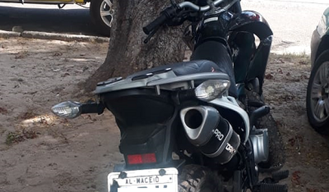 PM recupera motocicleta com queixa de roubo na Ponta Grossa, em Maceió