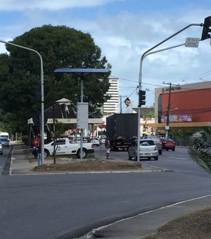 Ciclistas interditam faixa azul na Avenida Fernandes Lima 