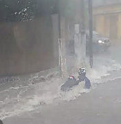 [Vídeo] Pessoas são arrastadas pelas águas das chuvas em Arapiraca