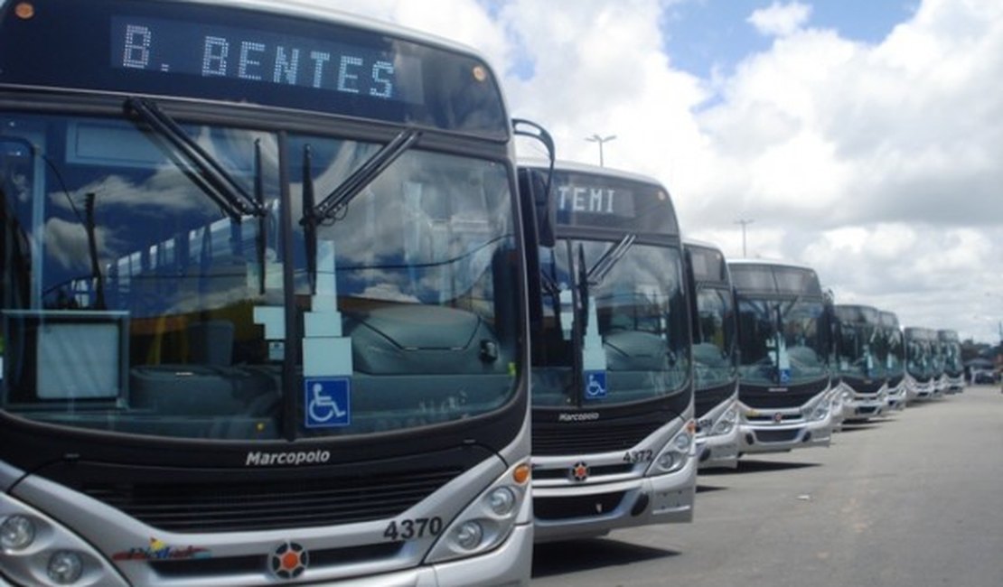 Ônibus é incendiado no terminal do Eustáquio Gomes, em Maceió 