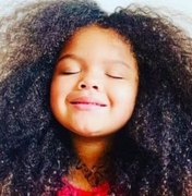 Criança viraliza exaltando cabelos cacheados: “Sou minha própria referência”