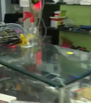 PC interdita loja que vendia celulares roubados e fazia manutenção de caça-níqueis