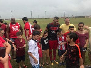 Torcida do CRB marca presença no último treino antes da final do Alagoano