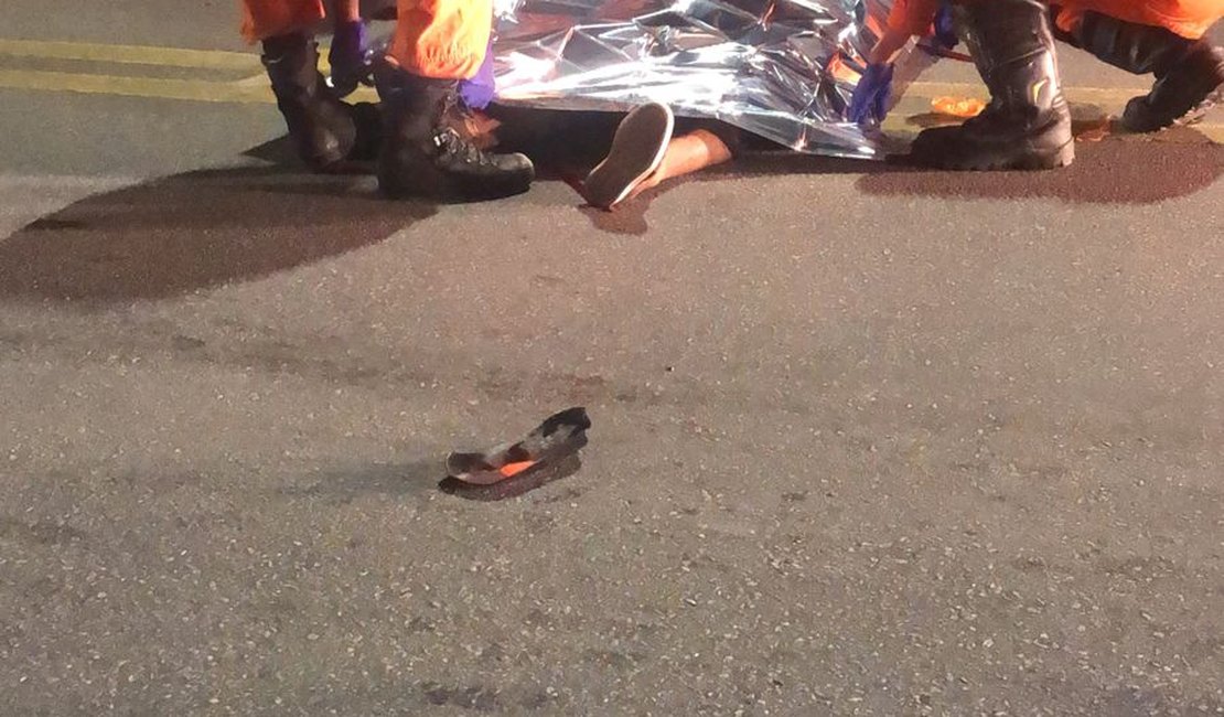 Motociclista colide contra a traseira de caminhão e morre na Av. Rotary