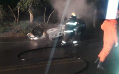 Carro é incendiado após capotamento em Quebrangulo