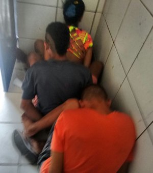 Trio acusado de assaltar taxista é detido ao tentar escapar de ônibus