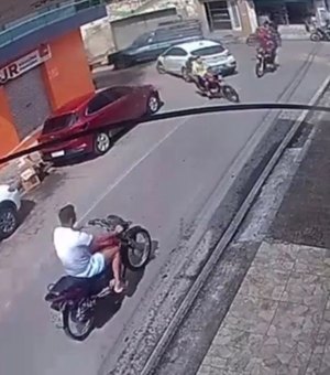 [Vídeo] Motocicleta desgovernada invade loja no Centro de Mata Grande