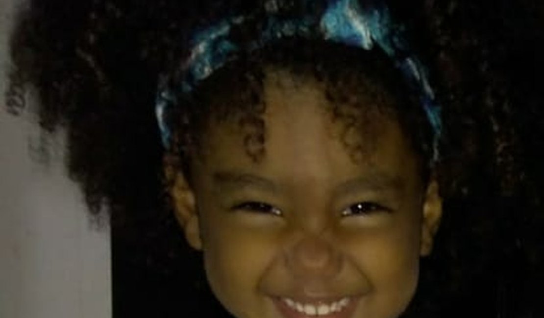 Menina de 2 anos morre com tiro na cabeça ao brincar na porta de casa
