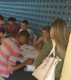 Famílias beneficiárias começam a assinar contrato para casas do Vale da Perucaba