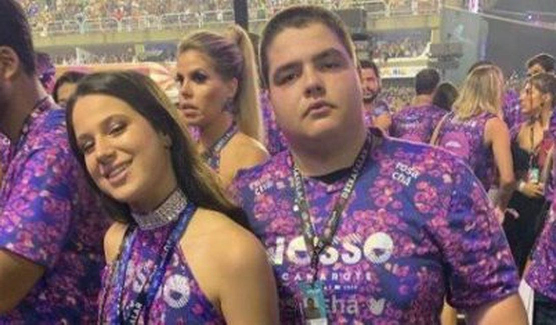 Filhos de Claudia Raia e Faustão posam juntos na Sapucaí