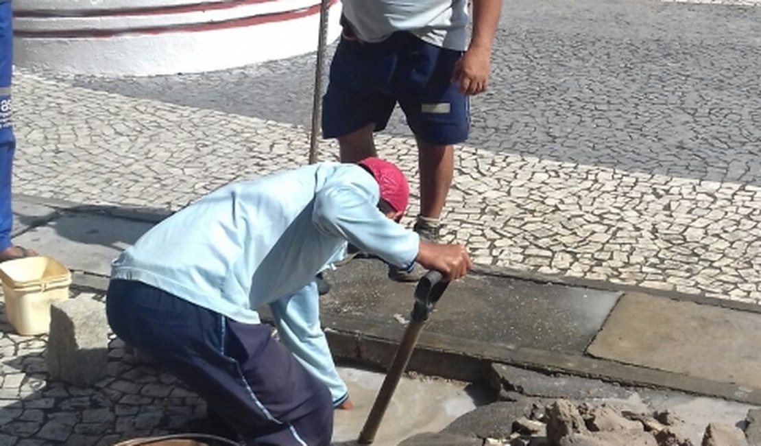 Após denúncia divulgada no 7 Segundos, Casal conserta vazamento em praça de Arapiraca