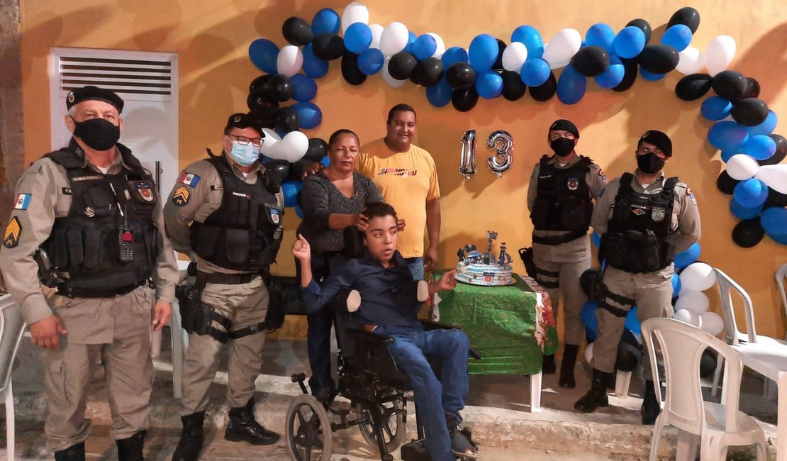 Criança portadora de paralisia cerebral comemora aniversário com presença de policiais militares em Mar Vermelho