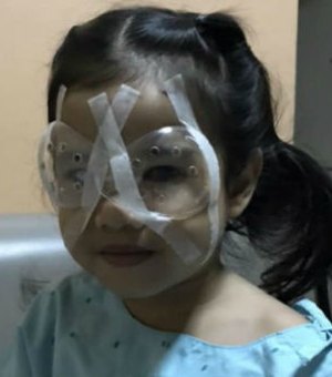 Menina de 4 anos faz cirurgia nos olhos após uso excessivo de celular