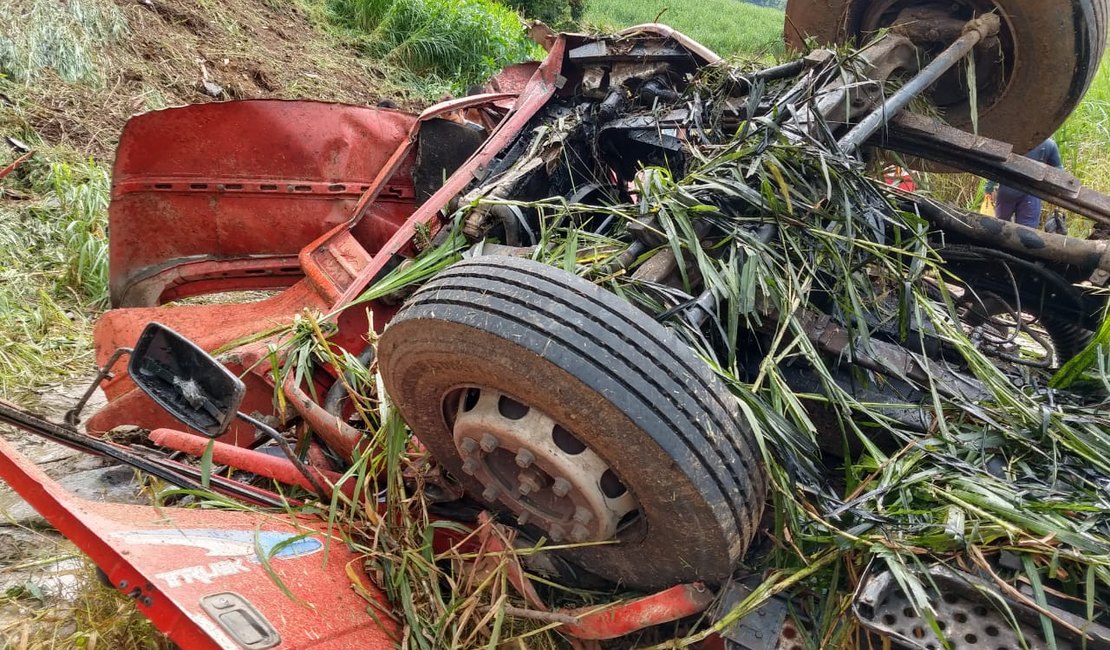 Caminhão capota e motorista fica gravemente ferido em São José da Laje