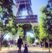 Grazi Massafera posa em frente a Torre Eiffel com a filha