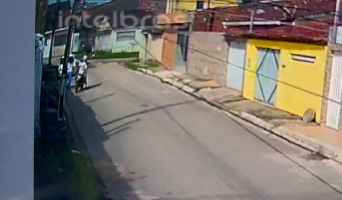 [Vídeo] Imagens flagram irmãos que foram baleados no Salvador Lyra praticando assalto na região