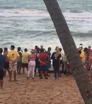 [Vídeo] Quatro banhistas se afogam na praia de Cruz das Almas, em Maceió