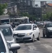 Ônibus colide com VLT e congestiona trânsito no Centro de Maceió