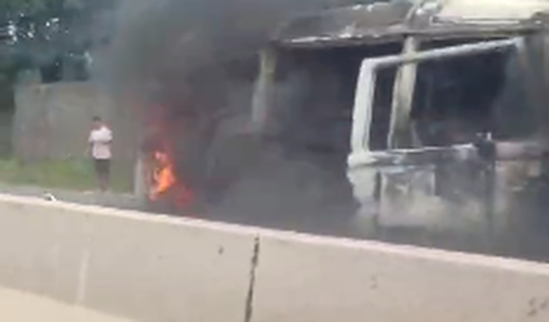 Veículos em chamas assusta motoristas na AL 110, em Arapiraca