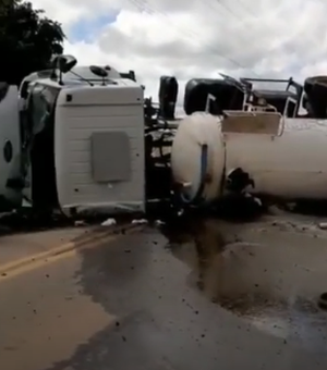 [Vídeo] Caminhão tomba  na AL 115 em Craíbas