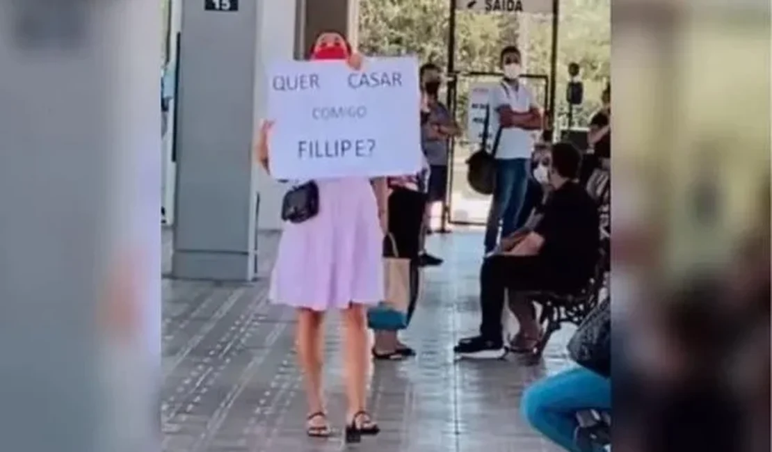 Vídeo: mulher vai a terminal de ônibus e pede namorado em casamento