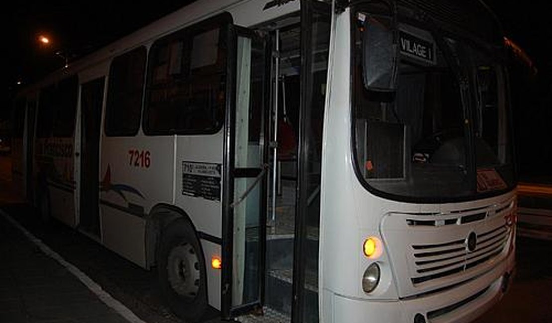 Populares lincham adolescentes após anunciarem assalto em ônibus