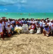 Idosas fazem mutirão de limpeza voluntário na Praia de Ponta de Mangue